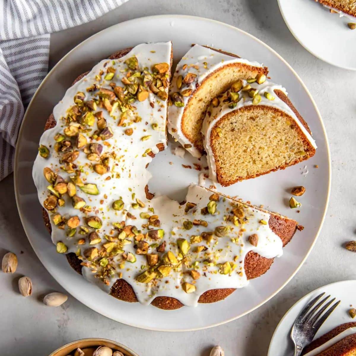 Easy Bundt Cakes That Steal the Show: Simple & Stunning